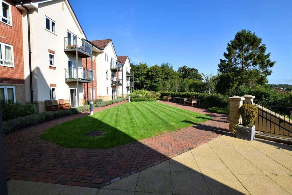 Apartment in Bristol, Woodhill - View 2