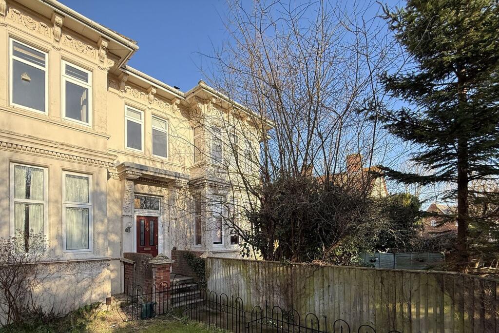 3-bed flat on Belmont, Wantage, £325,000