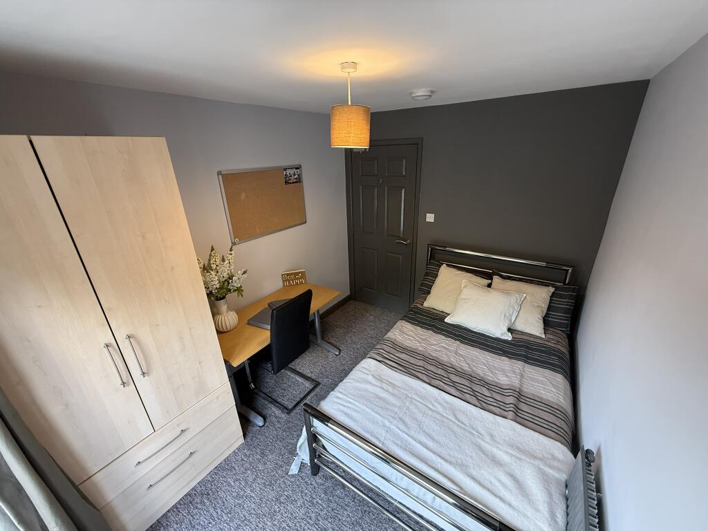 Main image of property: 26 Broom Walk - 4 BED STUDENT HOUSE -1 spare room 