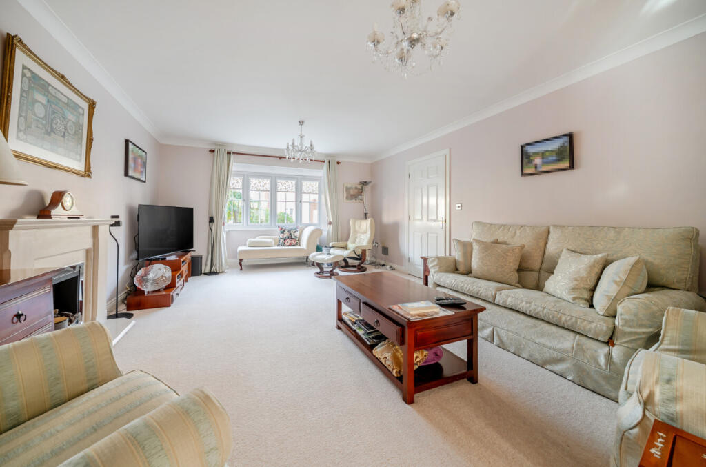 Grenadier Close, Shinfield, Reading photo 3