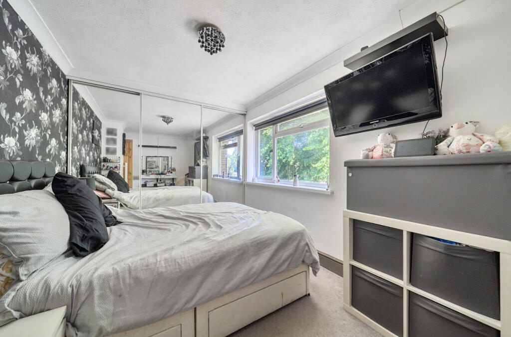 Horsneile Lane, Bracknell, Berkshire - More
