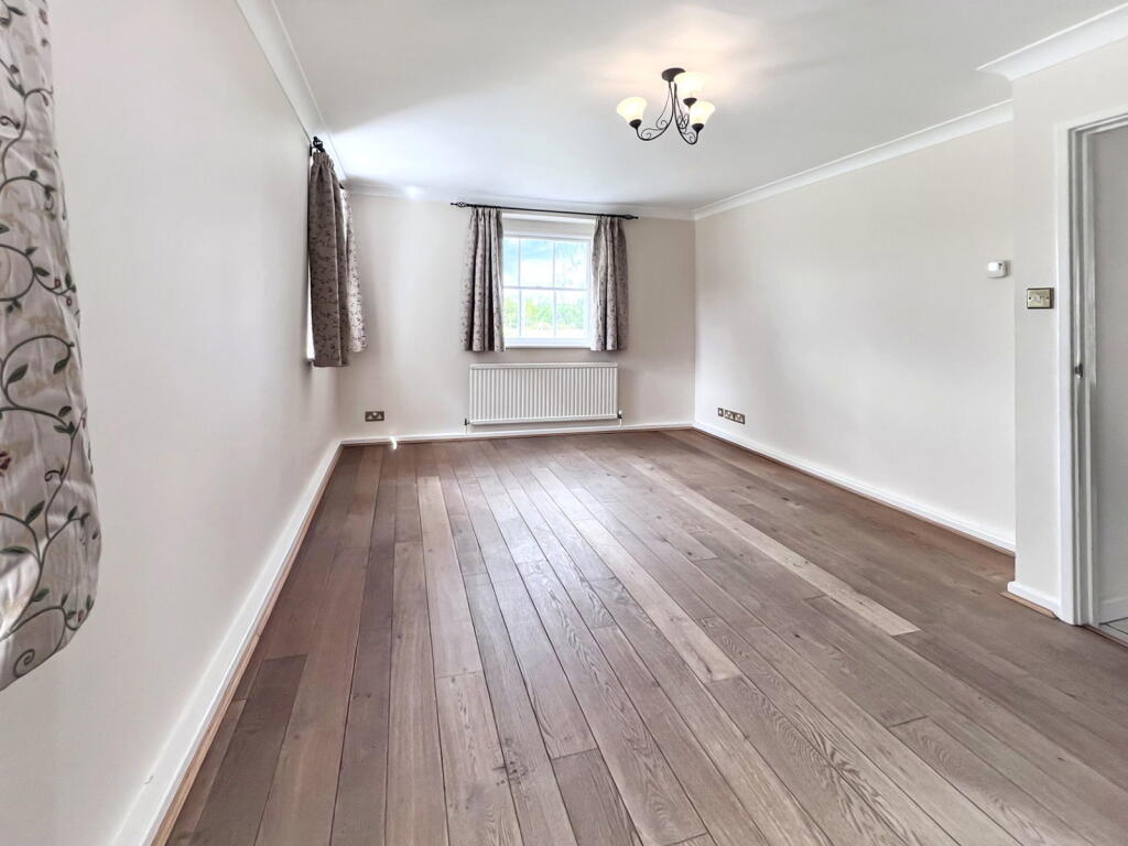 Mews Cottage, Thorndon Park, CM13 photo 4