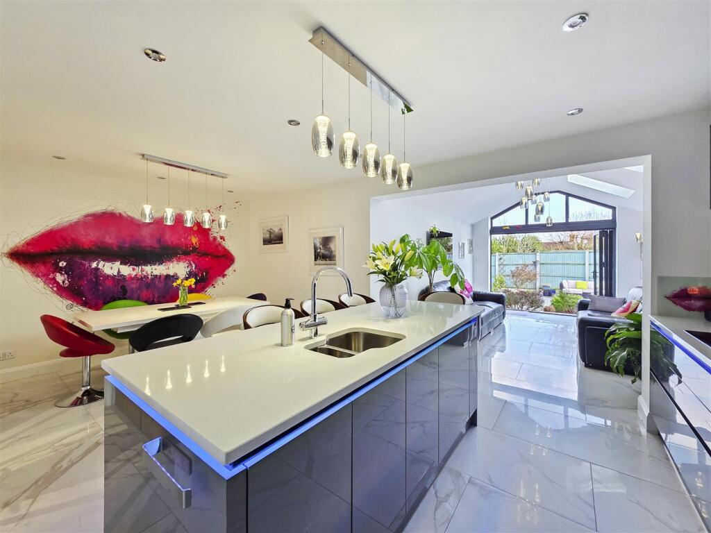 Sunningdale Drive, Woodborough, Nottingham photo 2