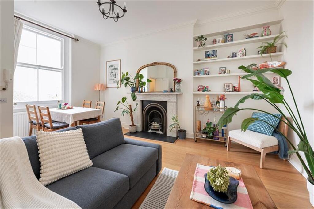 1-bed flat on Nevern Square, London, SW5, £550,000