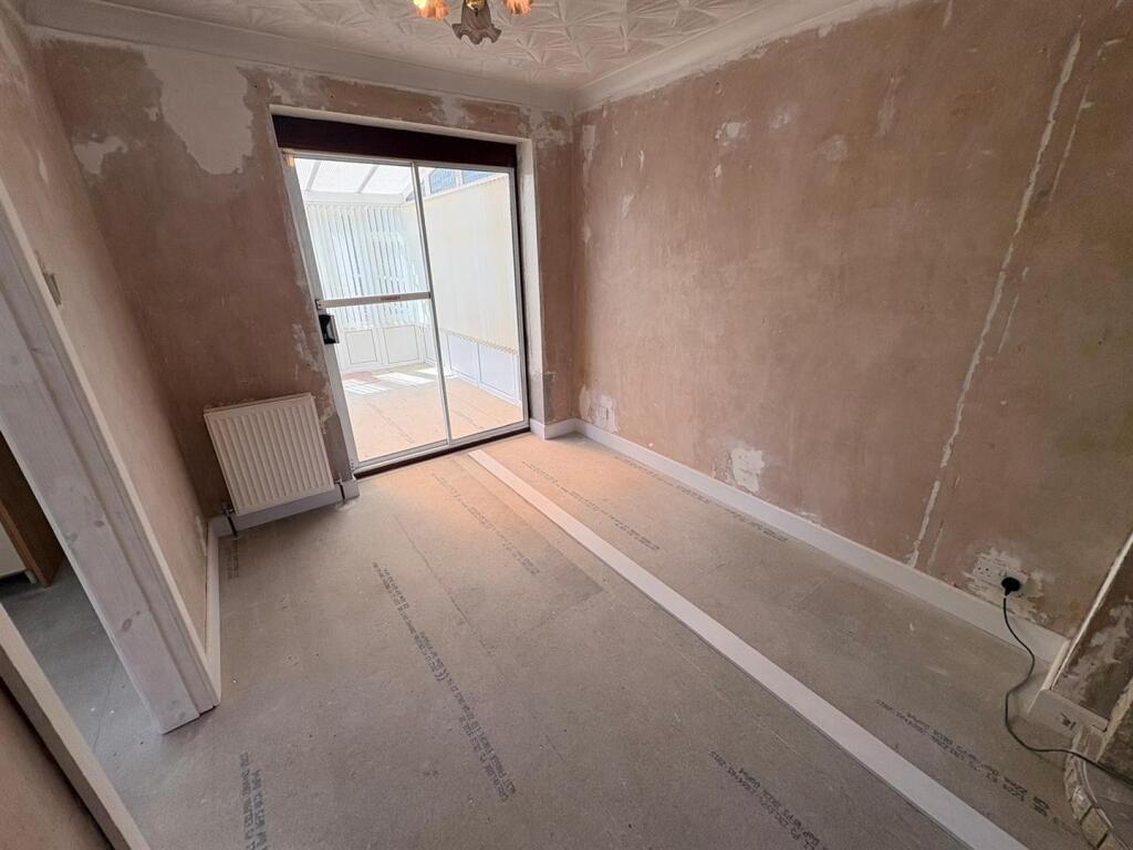 House in Kirklees, West End, Cleckheaton - More