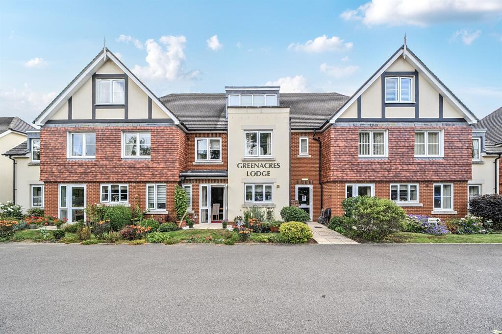 Main image of property: 2 bedroom First Floor Flat in Warlingham