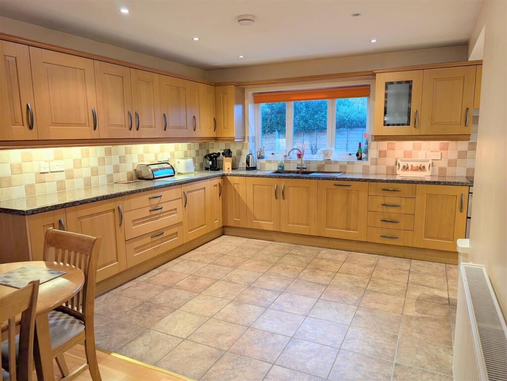 12 Ashford Park, Pontesbury, Shrewsbury, SY5 0QW photo 2