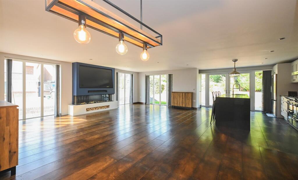 House in Stoke-on-Trent - More