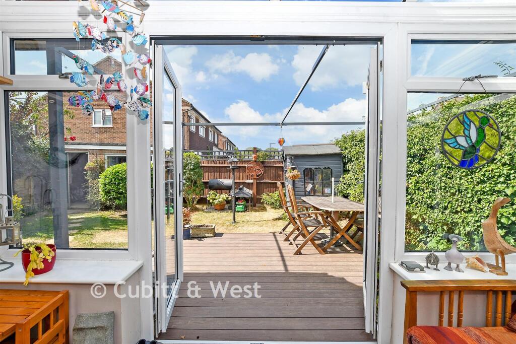 House in Reigate and Banstead, Greenfields, Horley - More