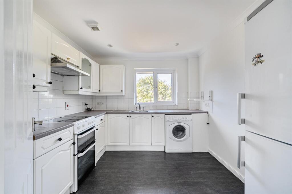 Apartment in Reading, Caversham Park Village, Emmer Green - View 5
