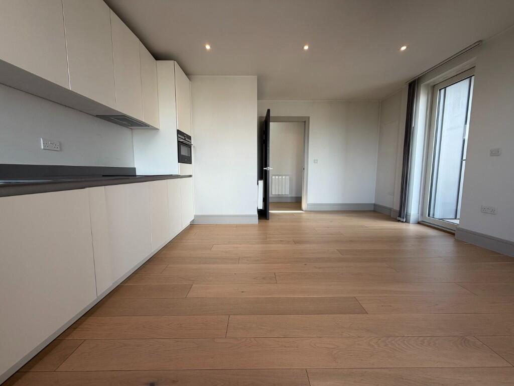 Apartment in London, Metro Industrial Centre, Spring Grove - View 4