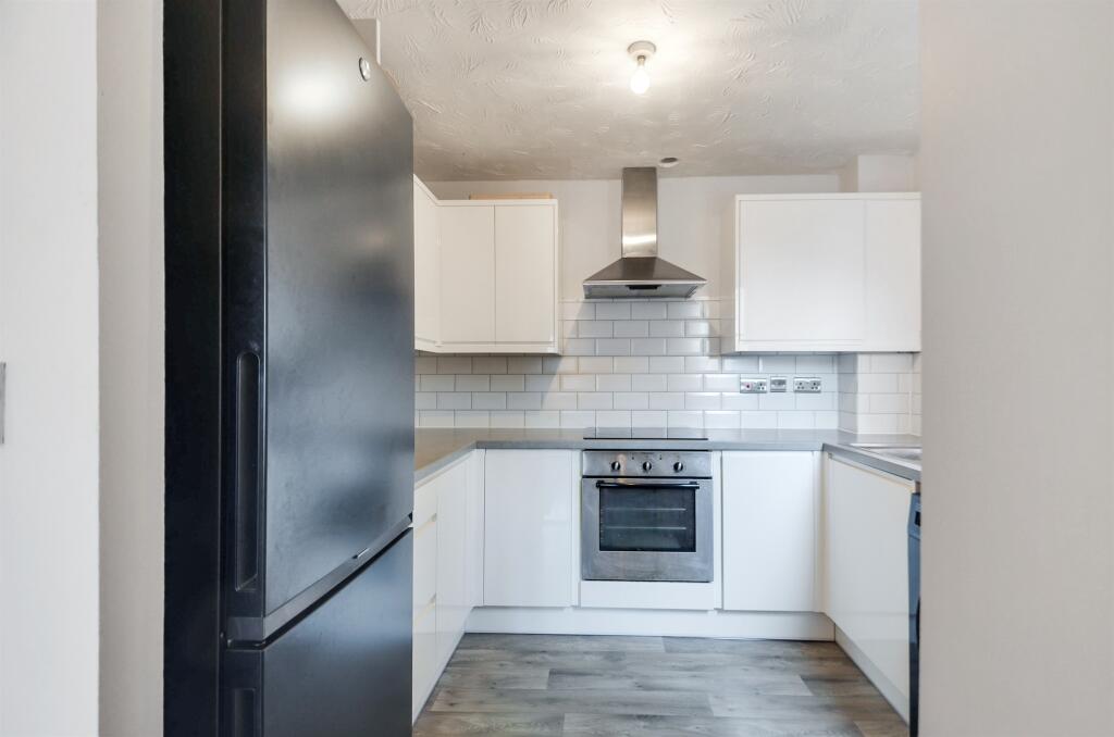 Apartment in Broxbourne, Hertfordshire - View 2