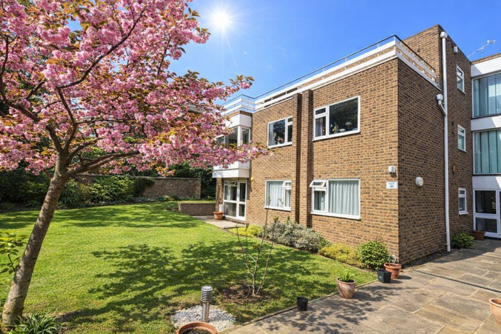 2-bed flat on Cadogan Close, Beckenham, BR3, £400,000