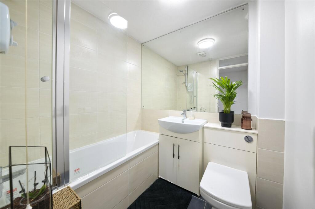 Wheelers Drive, Ruislip, HA4 photo 4