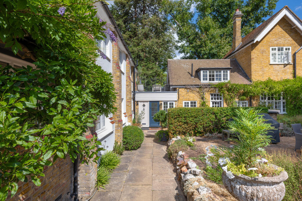 Apartment in Weybridge - More