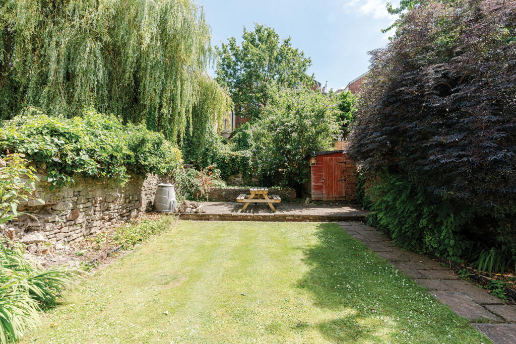 2-bed flat on Abbotsford Road, Redland, Bristol, BS6 6HB, £375,000