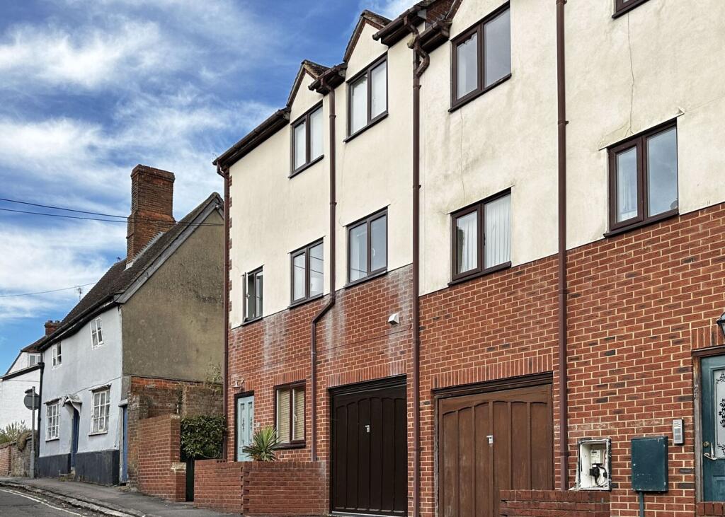3-bed house on 26 Stirlings Road, £375,000