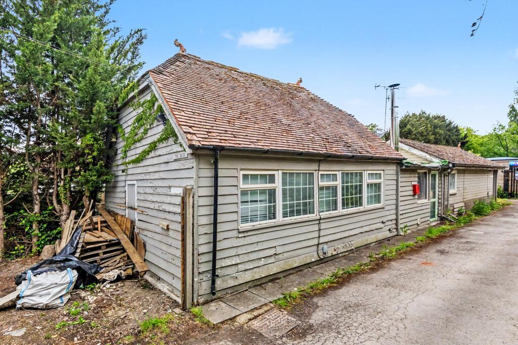 The Barn and The Stables, Sevenacres, Smallfield Road, Horne, Horley, Surrey, RH6 9JP photo 2