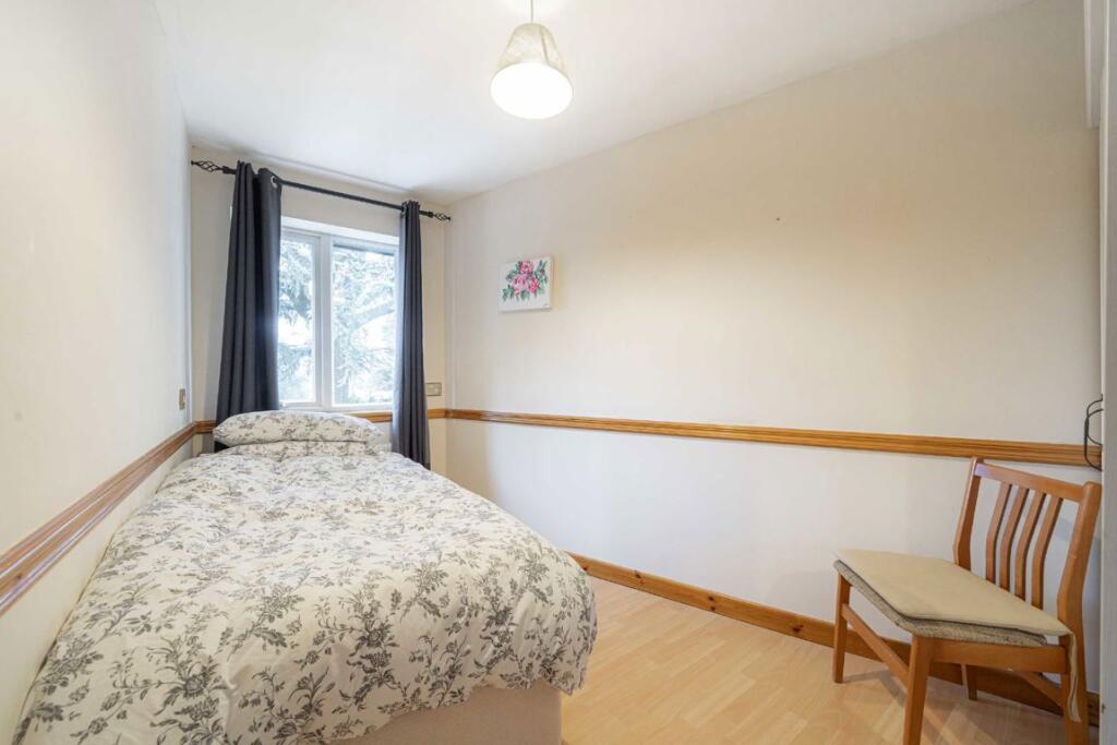 Halliford Road, Sunbury-On-Thames – další