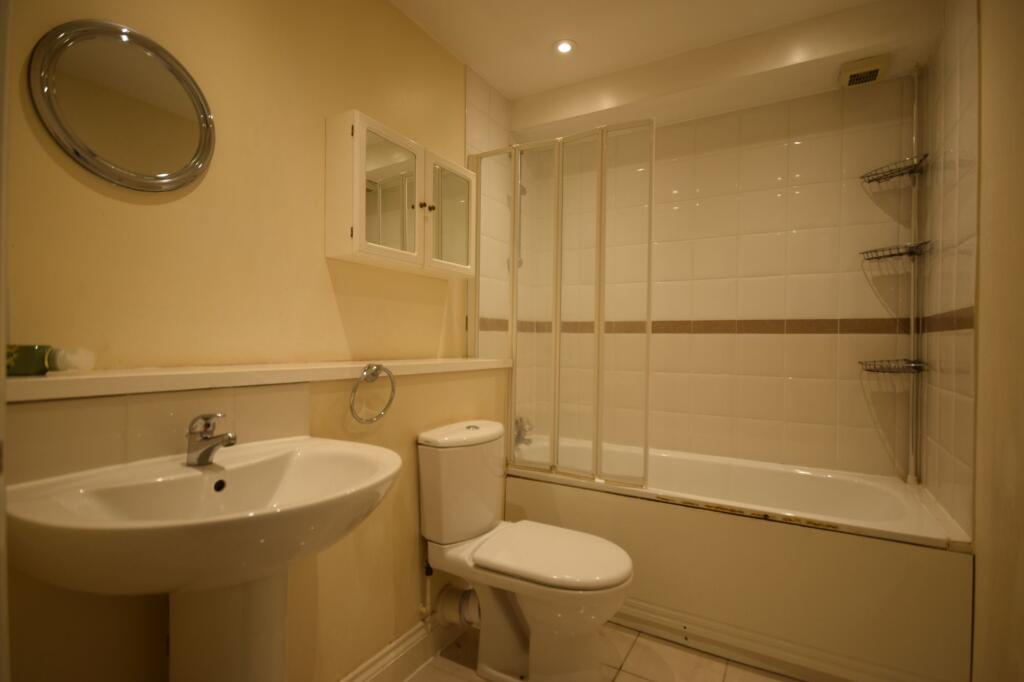 Apartment in Reigate and Banstead, Surrey - More