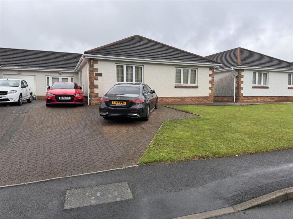 3-bed semi-detached on Clos Nant-Y-Ci, Saron, Ammanford, £300,000