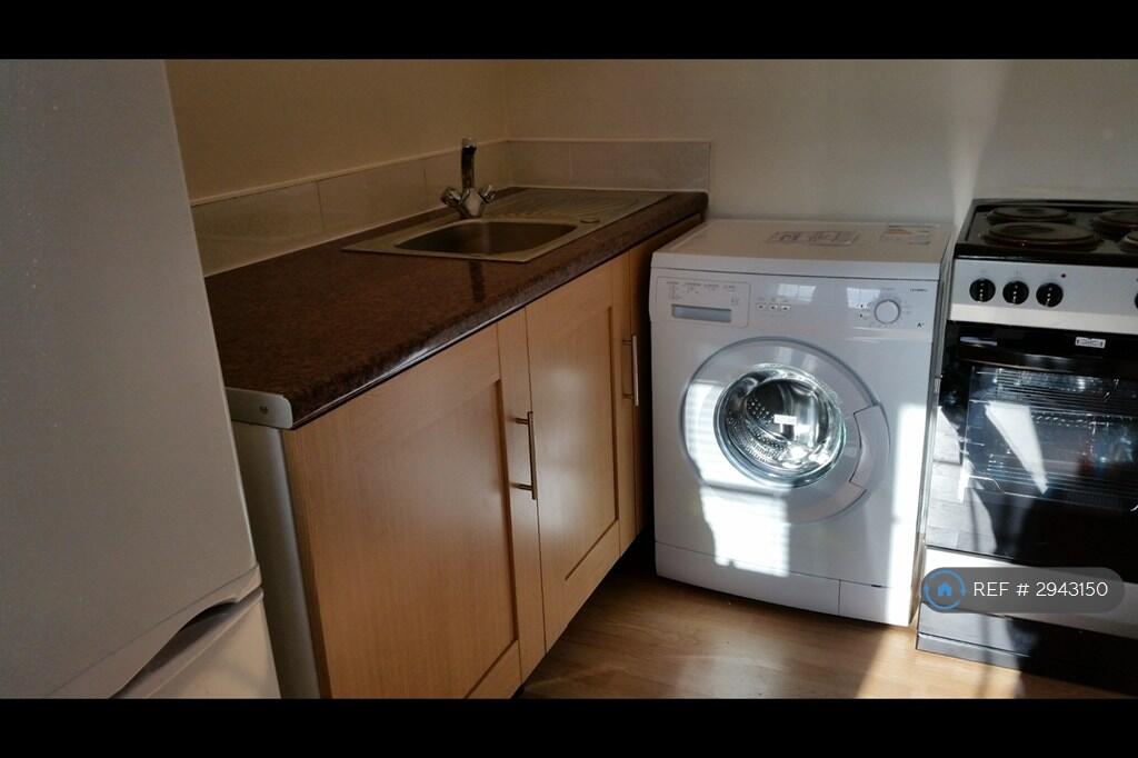 Apartment in Southall - View 5
