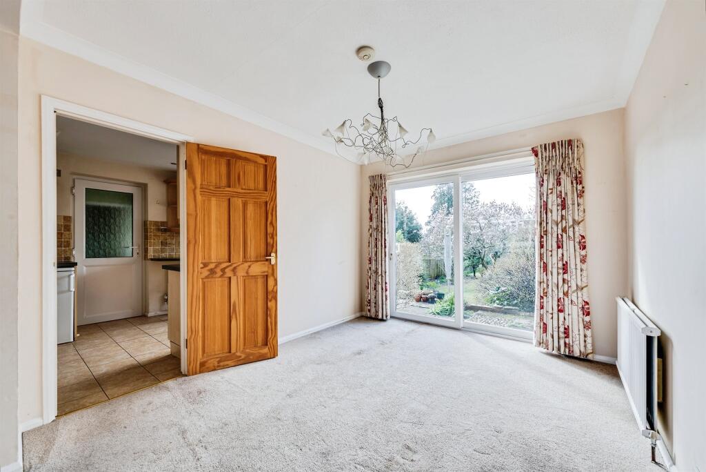 Marlborough Crescent, Long Hanborough, WITNEY photo 3