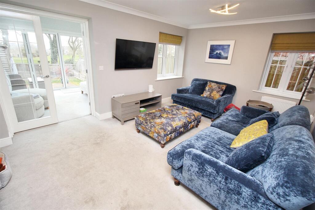 Larissa Close, Tilehurst, Reading – další
