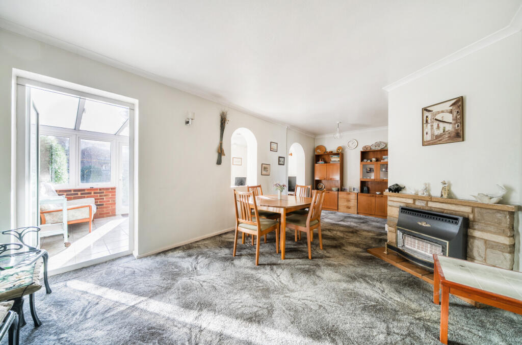 Hamilton Avenue, Cobham, KT11 photo 4