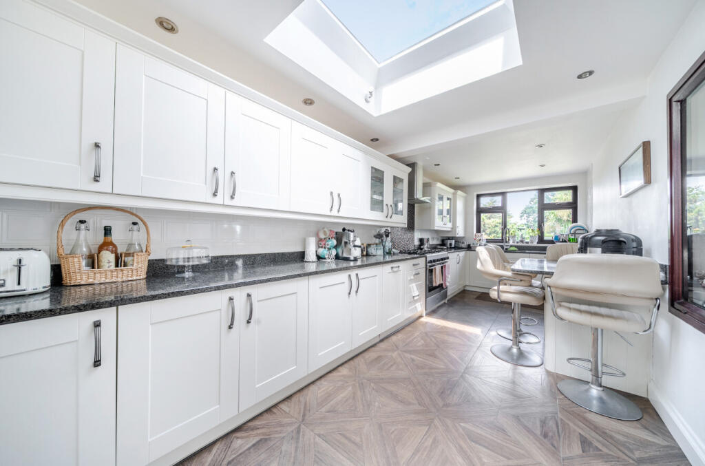 Edgebury, Chislehurst, BR7 photo 3