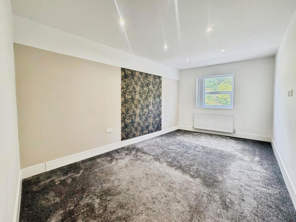Apartment in Surrey Heath, Surrey - View 4