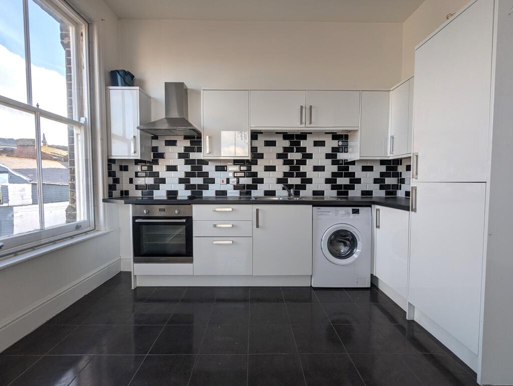 Apartment in Ryde, Pelhamfield - View 4