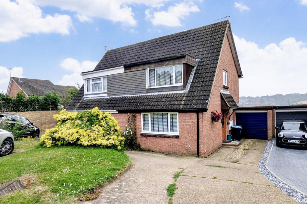 3-bed semi-detached on Dorriens Croft, Berkhamsted, HP4, £575,000
