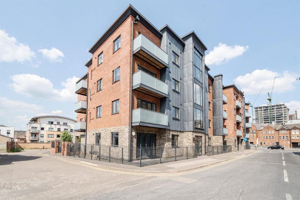 Main image of property: Weldale Street, Reading RG1