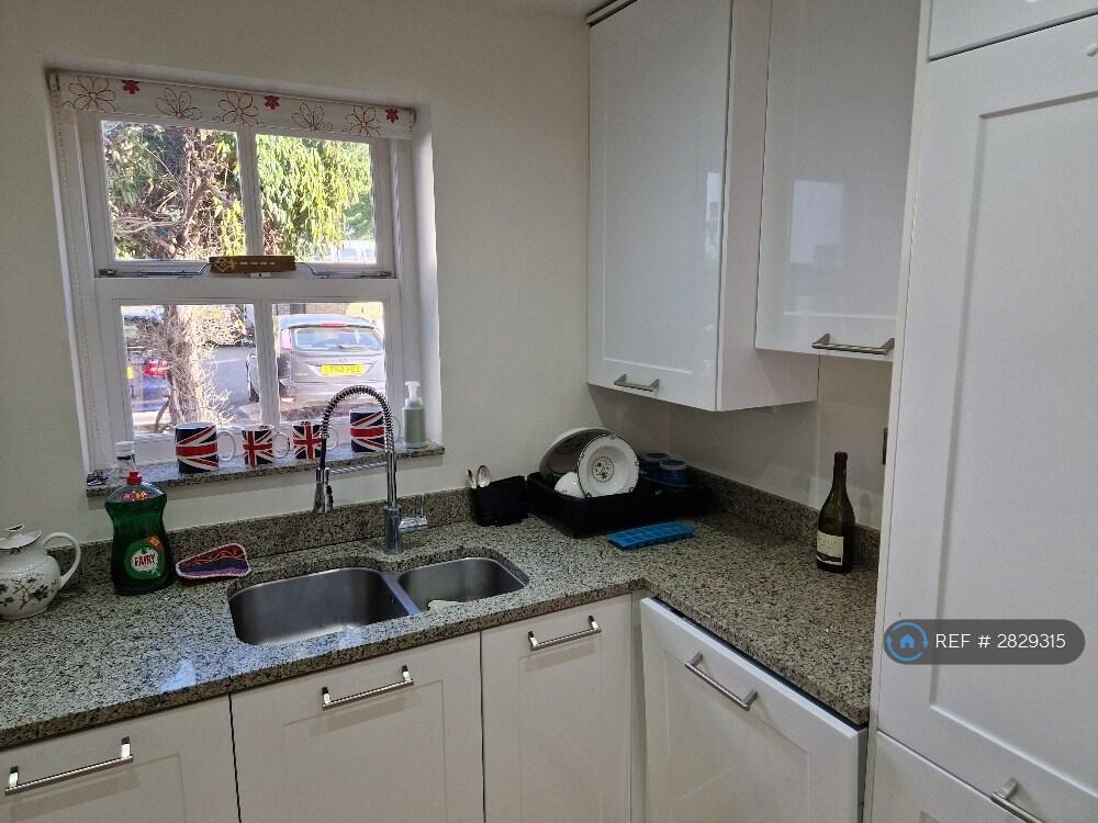 4 bedroom semi-detached house for rent