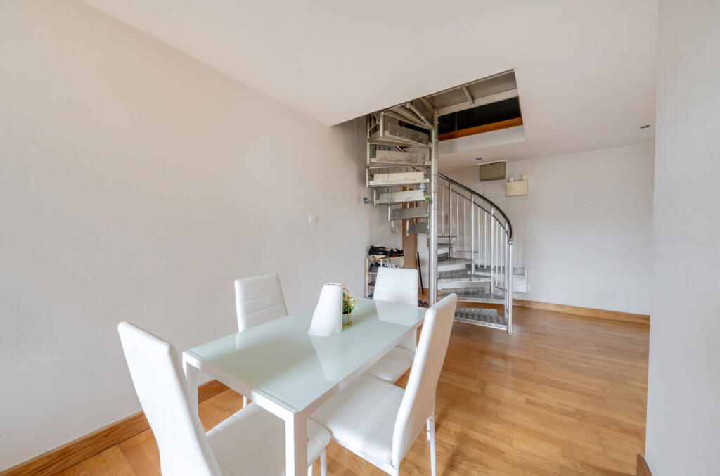 Apartment in Kirklees, Hill Top Estate, Healey - View 3