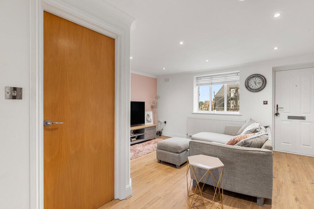 Apartment in Broxbourne, Hertfordshire - View 5