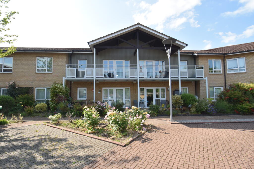 2-bed flat on Patrons Way East, Denham Garden Village, Buckinghamshire, UB9, £395,000