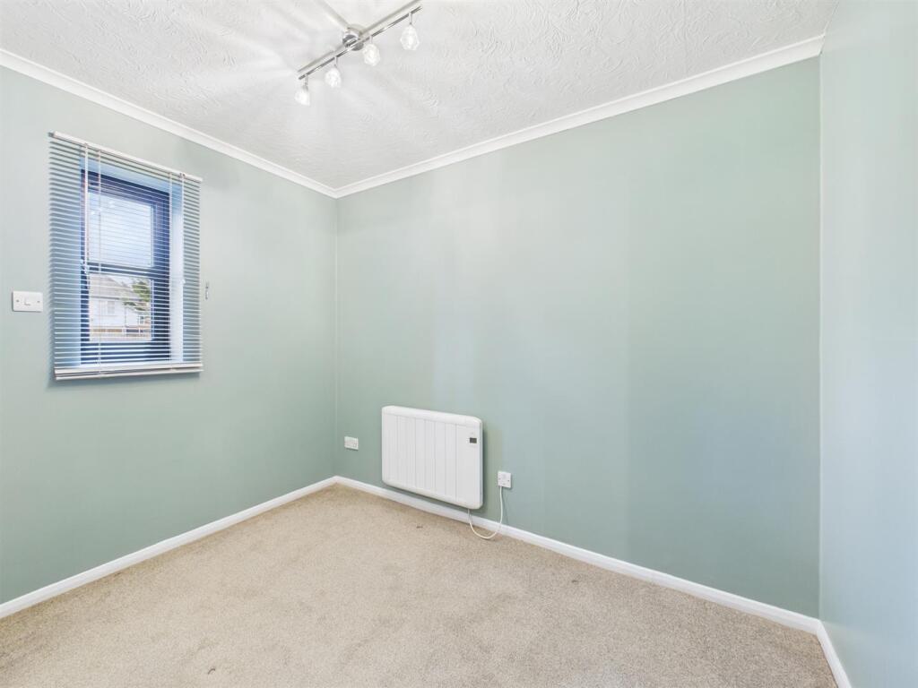 Apartment in London, London Borough of Hillingdon - View 3