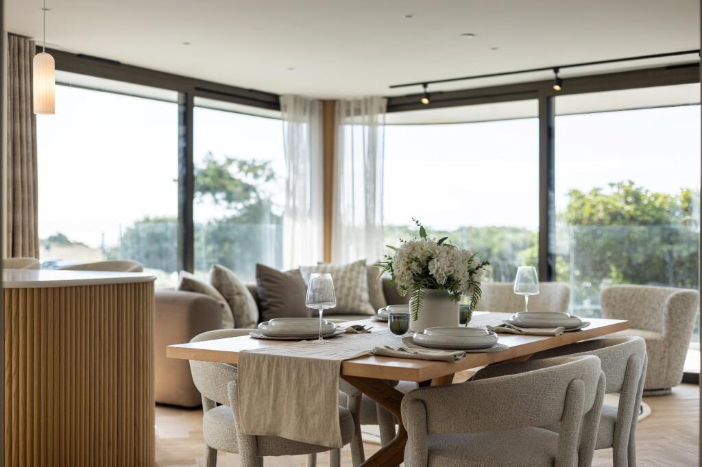 Apartment in Christchurch, Pokesdown, Bournemouth - View 4