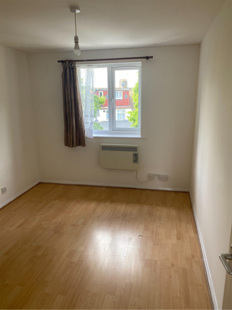 Apartment in Ilford - View 4