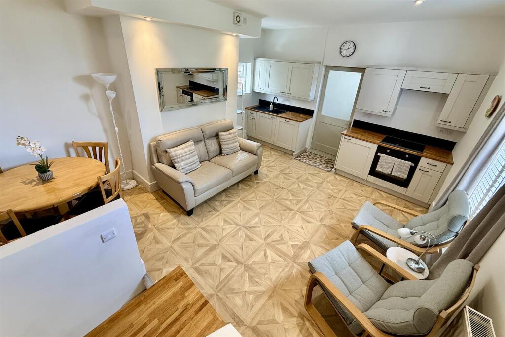 Apartment in Gloucester - View 3