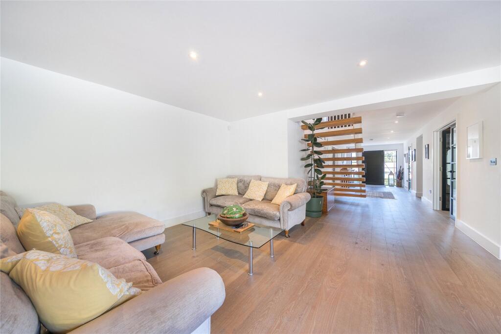 House in Bromley - More