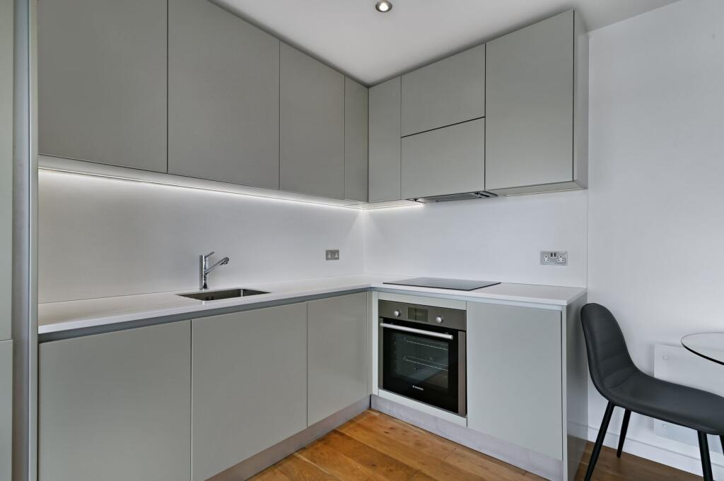 Apartment in Spelthorne, The Dolphin Estate, Charlton - View 2