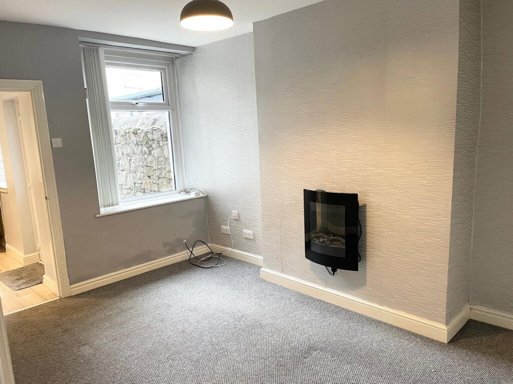 House in Lancaster, Dalton Town with Newton - More
