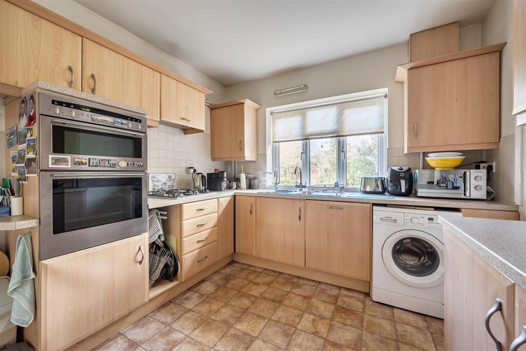 Headley Road, Woodley, Berkshire, RG5 4JD photo 4