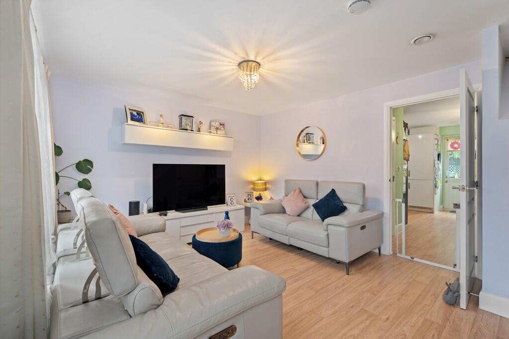 Nathaniel Close, Sarisbury Green, SO31 photo 2