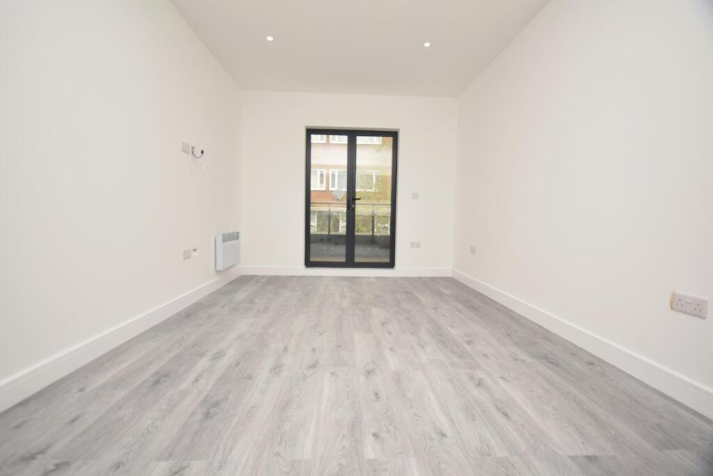 Apartment in Hatfield, Roe Green - View 4
