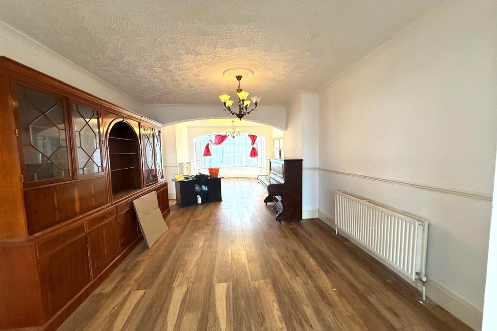 House in Ilford, Clayhall - View 3