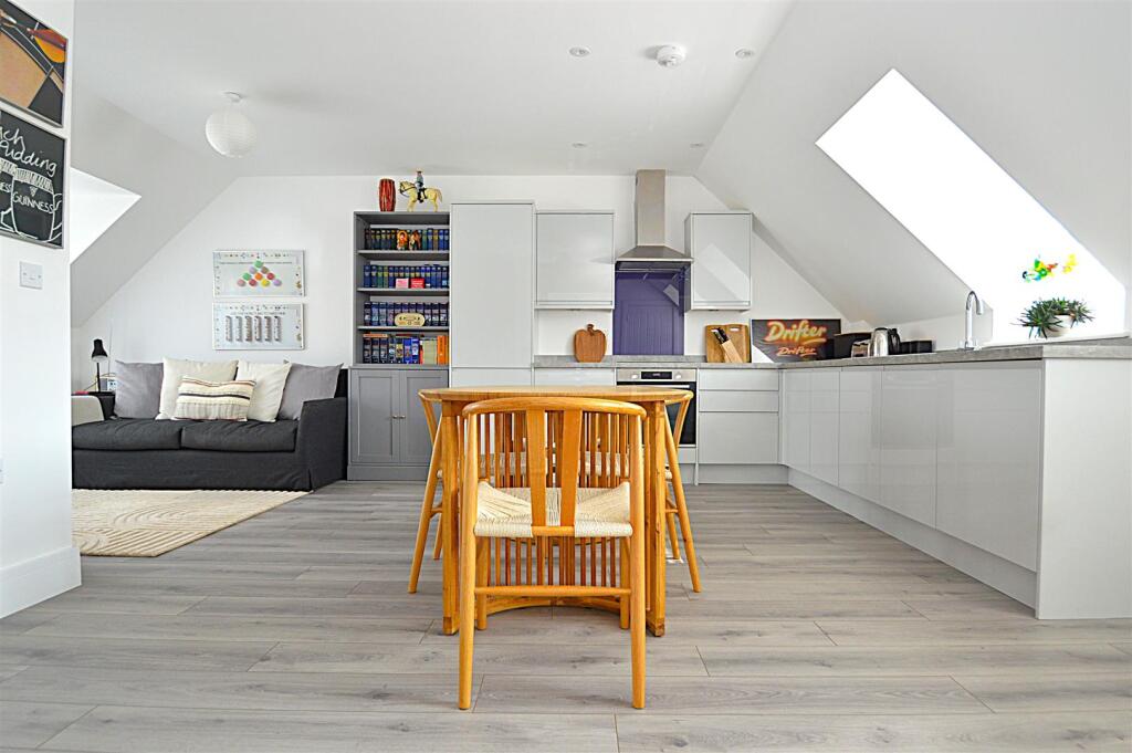 Apartment in Southend-on-Sea - View 2
